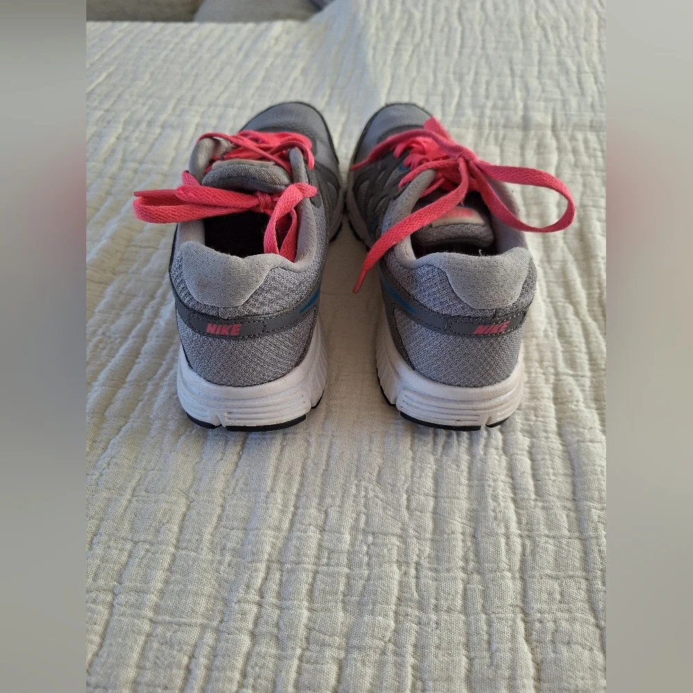 Nike Women's Athletic Shoes in Gray and Pink